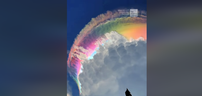 印尼爪哇島出現罕見彩虹雲(Iridescent Cloud),色彩繽紛引發交通短暫中斷