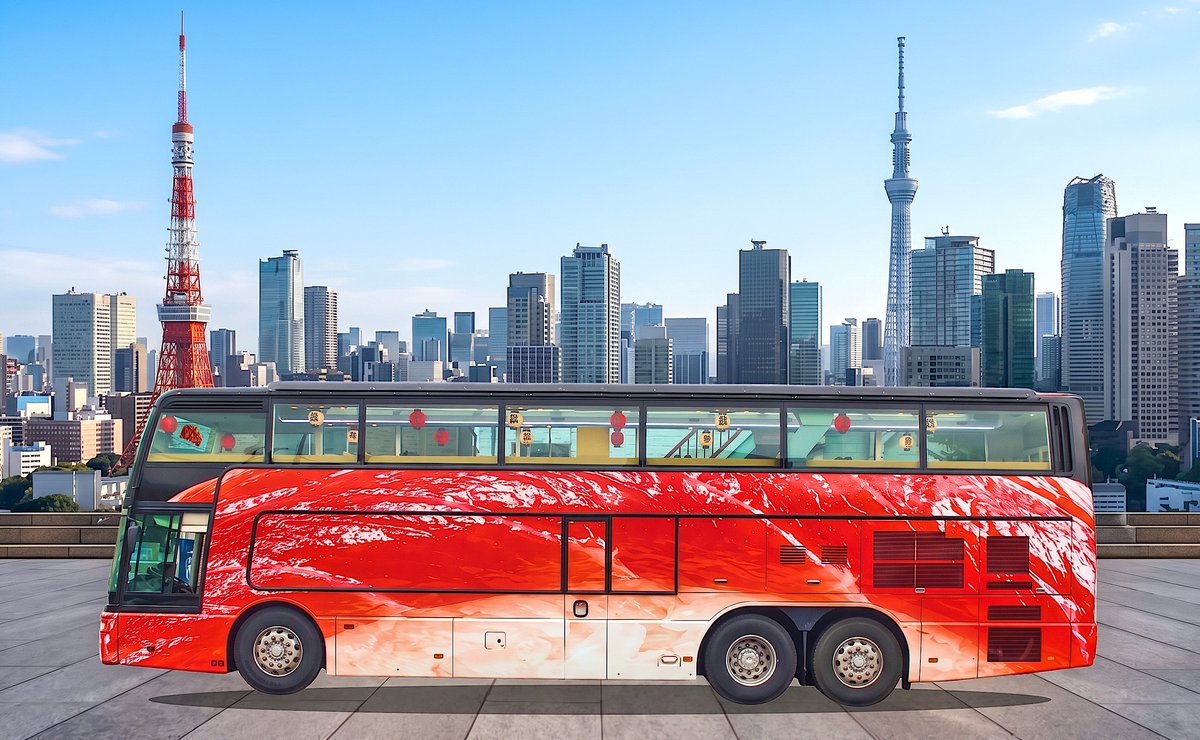 包膜成一貫巨大鮪魚壽司的雙層巴士 SUSHI BUS