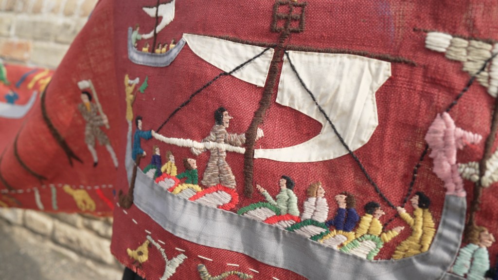 英國厄芬頓小學師生展開在閣樓找到的 7 公尺長貝葉掛毯仿作刺繡