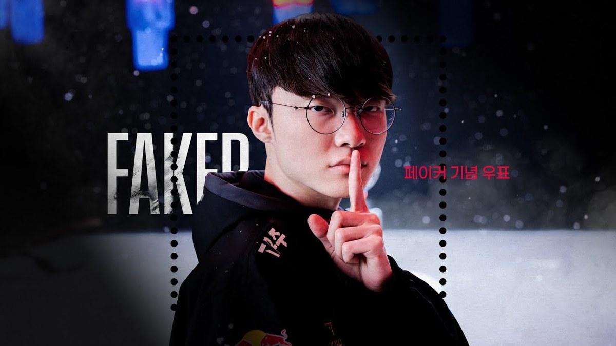 韓國郵政 Faker 紀念郵票宣傳影片畫面,Faker 比出招牌的「噓」手勢