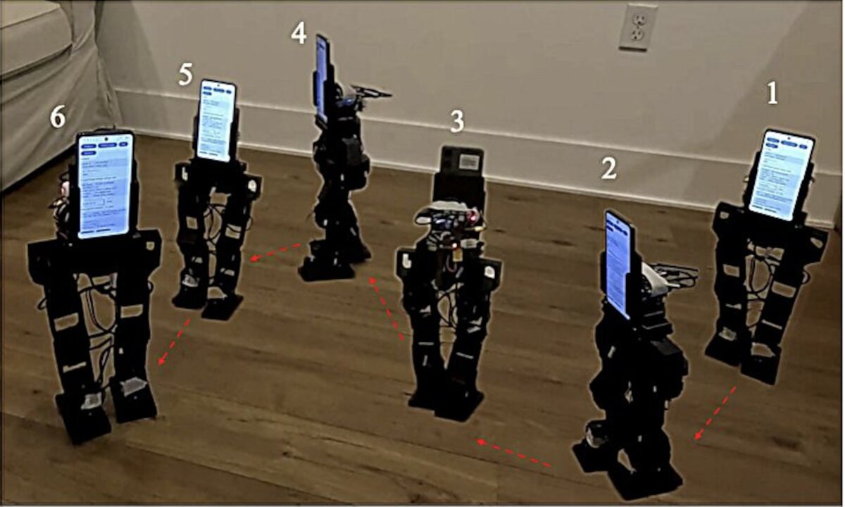 多台以 Android 手機當頭部和大腦的小型雙足機器人 PhoneBot 排在室內地板上