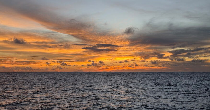 夕陽下的南太平洋海面,探勘船距離目的地尼庫馬羅羅島只剩 12 海里