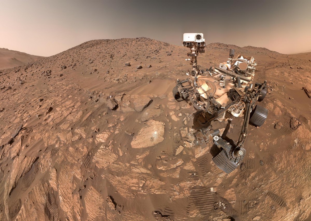 NASA 毅力號火星車在火星岩石地表上的自拍照
