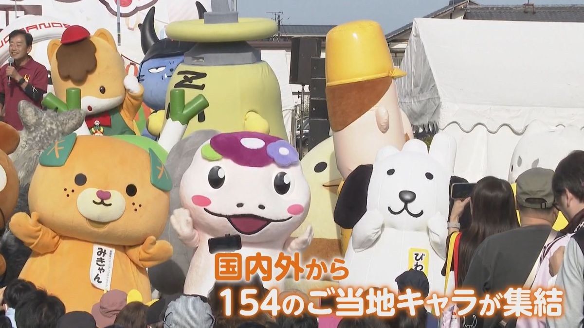 許多穿著布偶裝的日本地方吉祥物擠在一起向大家打招呼