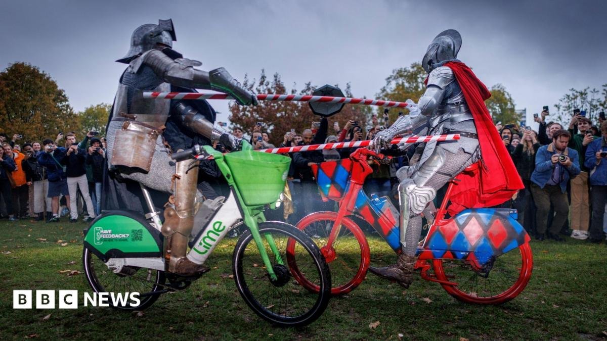 兩名穿盔甲的騎士騎著 Lime 共享電動單車在公園草地上對衝