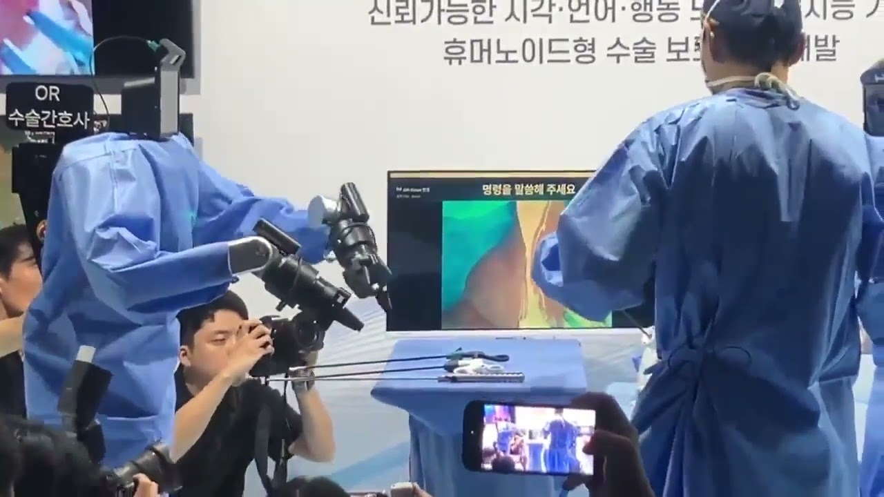 穿著手術衣的人形機器人在模擬手術室裡協助外科醫師