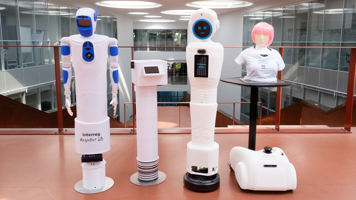 Hospibot 計畫的醫院機器人 HuGo、運輸箱、Tele 與 Furhat 合影