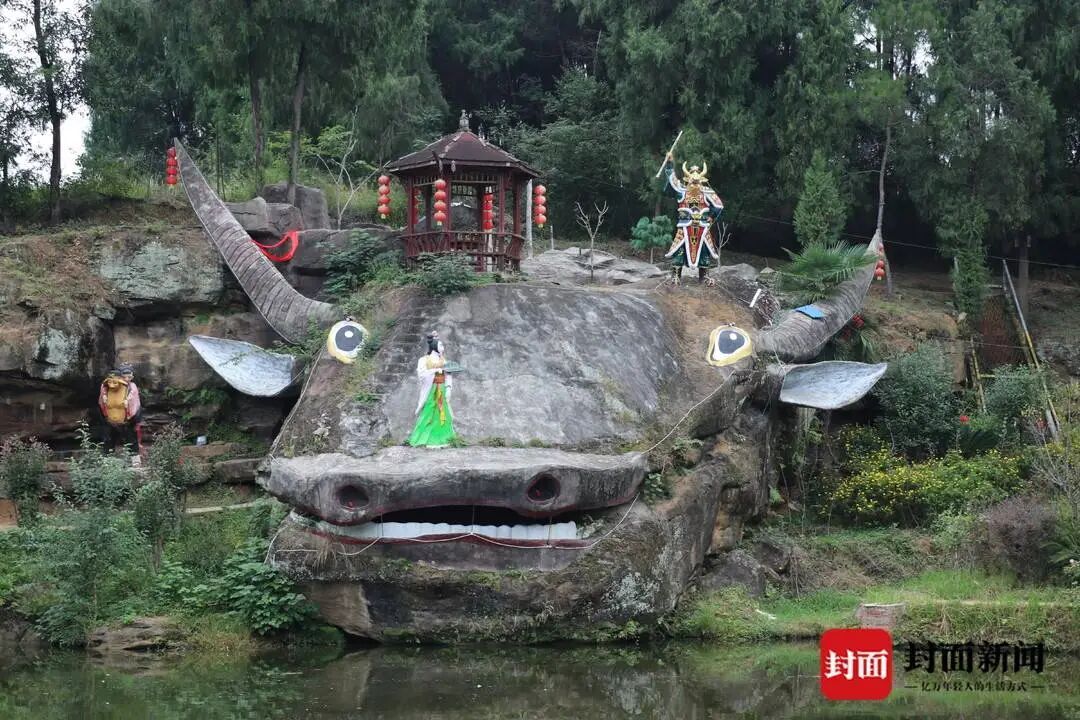 四川綿陽憶西遊主題公園裡，利用天然岩石打造的牛魔洞造景