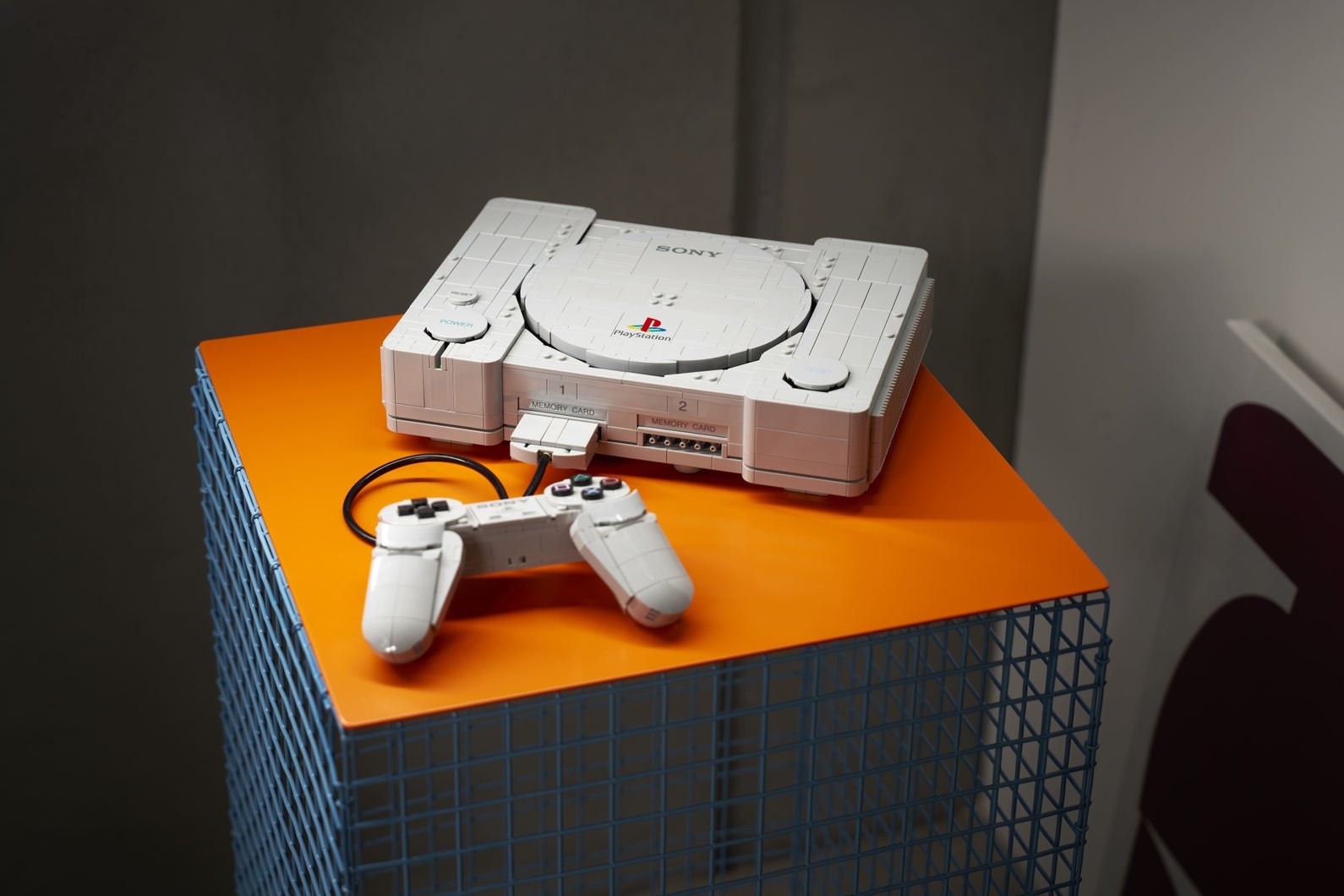 用樂高積木拼成的初代 PlayStation 主機與控制器